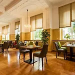 Hotel Badehof 4*