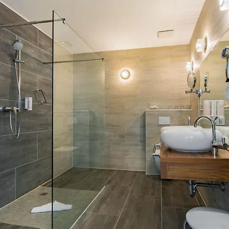 Отель Badehof 4*